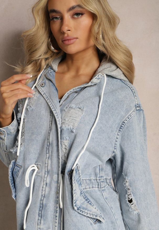 Renee - Jasnoniebieska Długa Kurtka Jeansowa z Bawełny z Przetarciami i Troczkiem w Talii Rileni. Okazja: na co dzień. Kolor: niebieski. Materiał: bawełna, jeans. Długość: długie. Styl: wizytowy, elegancki, casual