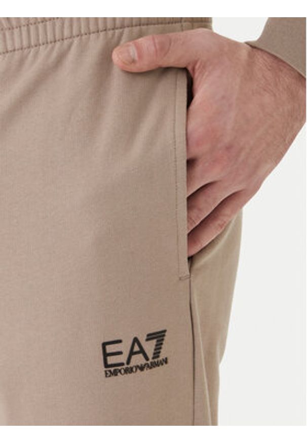 EA7 Emporio Armani Spodnie dresowe 8NPP65 PJVRZ U6167 Beżowy Regular Fit. Kolor: beżowy. Materiał: bawełna