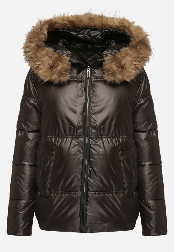 Born2be - Czarna Kurtka Pikowana z Kapturem z Odpinanym Futerkiem i Dłuższym Tyłem Clorina. Okazja: na co dzień. Typ kołnierza: kaptur. Kolor: czarny. Materiał: futro. Długość: długie. Wzór: aplikacja. Styl: elegancki, casual, klasyczny