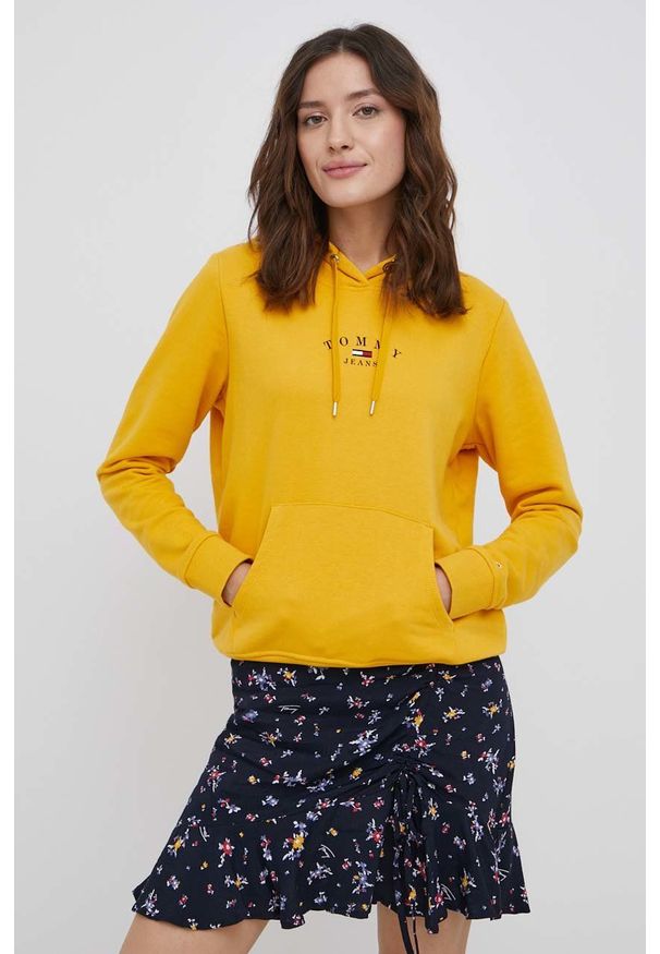 Tommy Jeans Bluza damska kolor żółty z kapturem z nadrukiem. Typ kołnierza: kaptur. Kolor: żółty. Materiał: materiał, bawełna. Długość rękawa: długi rękaw. Długość: długie. Wzór: nadruk
