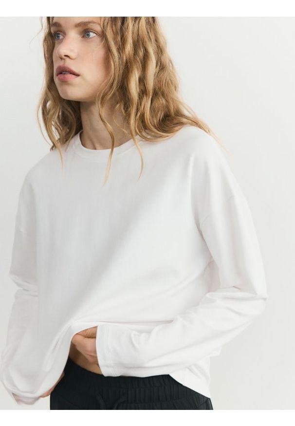 Reserved - Longsleeve z modalem - biały. Kolor: biały. Materiał: dzianina, bawełna. Długość rękawa: długi rękaw