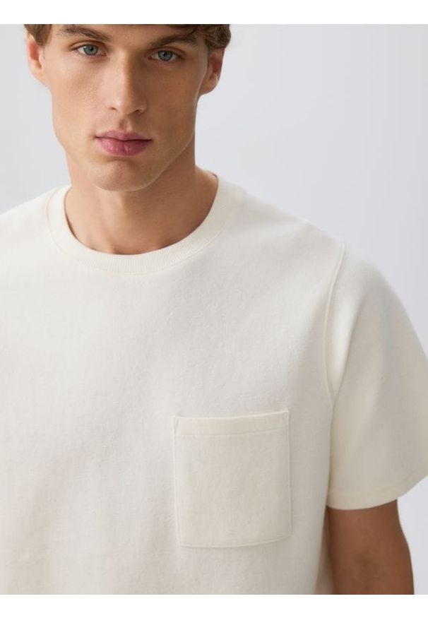Reserved - T-shirt comfort z kieszonką - złamana biel. Materiał: dzianina, bawełna