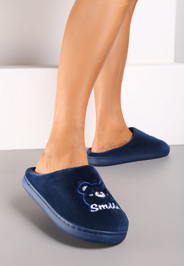 Born2be - Granatowe Kapcie Welurowe z Ozdobną Naszywką i Futerkiem Naorita. Okazja: na co dzień, do domu. Kolor: niebieski. Materiał: welur, futro. Wzór: aplikacja. Styl: casual