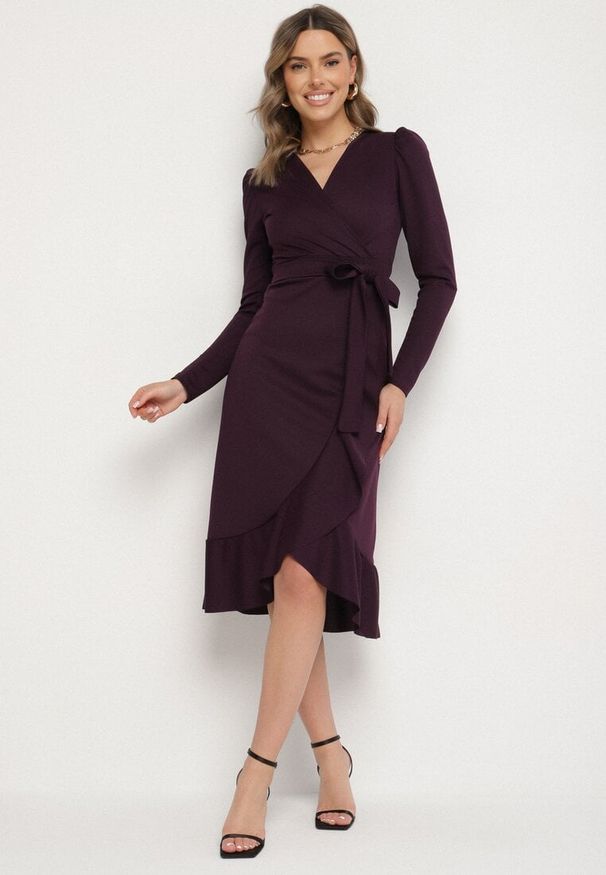 Born2be - Fioletowa Sukienka z Kopertowym Dekoltem i Materiałowym Paskiem Devisia. Okazja: na co dzień. Typ kołnierza: dekolt kopertowy. Kolor: fioletowy. Materiał: materiał. Długość rękawa: długi rękaw. Typ sukienki: kopertowe. Styl: klasyczny, casual, elegancki