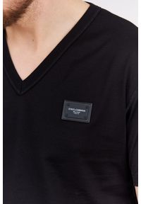Dolce and Gabbana - DOLCE & GABBANA Czarny t-shirt męski w serek z aplikacją z logo, Rozmiar 46. Typ kołnierza: dekolt w serek. Kolor: czarny. Materiał: prążkowany. Wzór: aplikacja