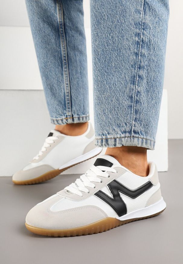 Renee - Biało-Czarne Sneakersy w Stylu Tenisówek Ozdobione Naszywką Tanelis. Kolor: biały. Materiał: jeans. Wzór: aplikacja