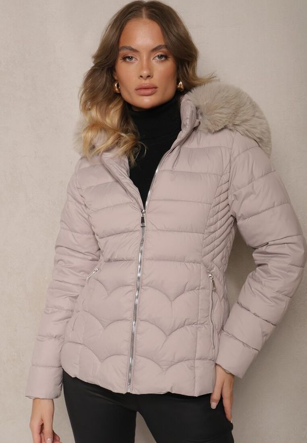 Renee - Jasnoszara Kurtka z Pikowanymi Przeszyciami i Odpinanym Kapturem Ocieplana Futrem Reanara. Okazja: na co dzień. Kolor: szary. Materiał: futro. Długość rękawa: długi rękaw. Długość: długie. Sezon: zima. Styl: casual, elegancki