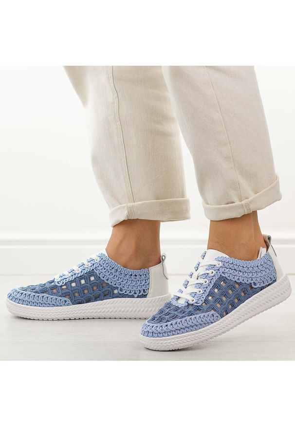 Niebieskie koronkowe półbuty damskie DiA 5951. Okazja: na co dzień. Zapięcie: sznurówki. Kolor: niebieski. Materiał: tkanina, skóra. Szerokość cholewki: normalna. Sezon: wiosna, jesień, lato. Styl: casual, elegancki, klasyczny