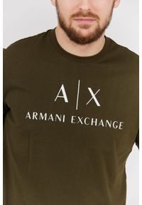 Armani Exchange - ARMANI EXCHANGE Oliwkowy t-shirt męski z białym logo. Kolor: zielony. Materiał: prążkowany