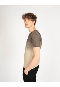 Xagon Man T-Shirt | P22081 12530 | Mężczyzna | Khaki. Okazja: na co dzień. Kolor: brązowy. Materiał: bawełna. Wzór: aplikacja. Styl: casual