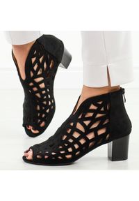 Czarne sandały damskie na obcasie z zakrytą piętą M.Daszyński 1954-15. Kolor: czarny. Materiał: zamsz. Wzór: ażurowy. Sezon: wiosna, lato. Obcas: na obcasie. Styl: elegancki, klasyczny. Wysokość obcasa: średni #1