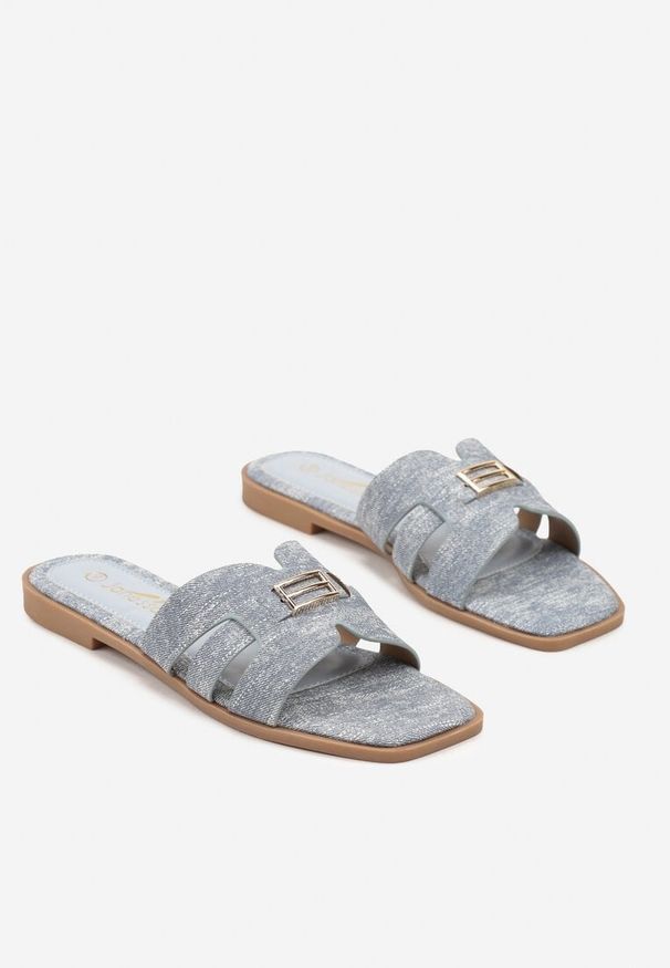 Born2be - Jasnoniebieskie Klapki z Kwadratowym Noskiem Zdobione Metaliczną Aplikacją Idellori. Okazja: na co dzień, do pracy. Kolor: niebieski. Materiał: jeans. Wzór: aplikacja. Obcas: na płaskiej podeszwie. Styl: elegancki, casual