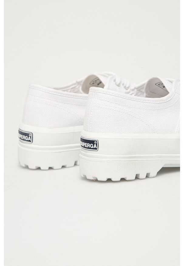Superga - Tenisówki. Nosek buta: okrągły. Zapięcie: sznurówki. Kolor: biały. Obcas: na platformie