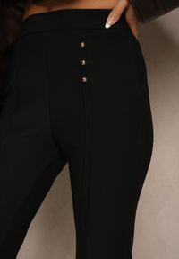 Renee - Czarne Spodnie Dzwony High Waist Ozdobione Metalicznymi Aplikacjami Avonelle. Okazja: na co dzień. Stan: podwyższony. Kolor: czarny. Materiał: skóra. Wzór: aplikacja. Styl: klasyczny, casual, elegancki #5