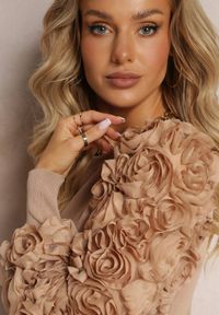 Renee - Beżowy Dopasowany Sweter z Bufiastymi Zdobionymi Rękawami Theoris. Kolor: beżowy. Materiał: wiskoza. Wzór: aplikacja