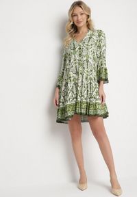 Born2be - Zielona Rozkloszowana Sukienka z Wiskozą w Ornamentalny Wzór Ravapia. Okazja: na spacer, na co dzień. Typ kołnierza: dekolt w kształcie V. Kolor: zielony. Materiał: wiskoza. Sezon: lato. Styl: casual #1