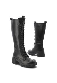 Czarne Kozaki Vinceza Eleganckie Obuwie Damskie Na Obcasie. Okazja: na co dzień. Zapięcie: sznurówki. Kolor: czarny. Szerokość cholewki: normalna. Wzór: moro. Wysokość cholewki: przed kolano. Materiał: skóra. Sezon: zima, jesień. Obcas: na obcasie. Styl: elegancki. Wysokość obcasa: średni #5