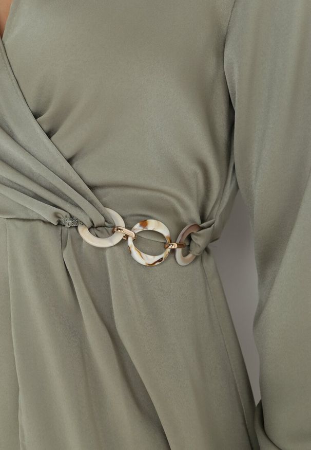 Born2be - Zielona Satynowa Sukienka Midi z Kopertowym Dekoltem i Kołnierzykiem Hartho. Kolor: zielony. Materiał: satyna. Wzór: aplikacja. Typ sukienki: kopertowe. Długość: midi