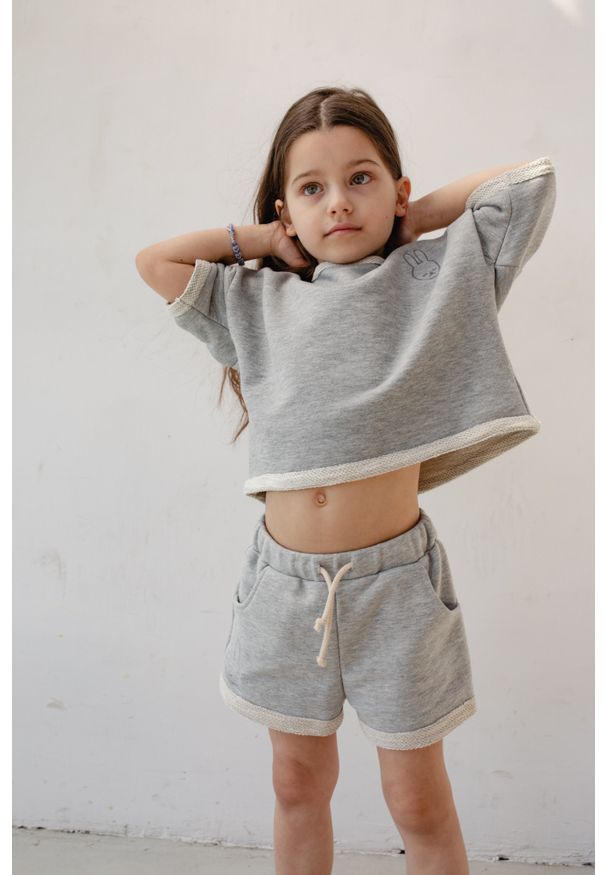 Marsala - MINI spodenki z dzianiny dresowej w kolorze LIGHT GREY - BUNCHES-80-86 (12-18). Kolor: szary, srebrny, wielokolorowy. Materiał: dresówka, dzianina. Wzór: gładki, haft