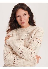 Reserved - Ażurowy sweter - kremowy. Kolor: kremowy. Materiał: dzianina, wełna. Wzór: ażurowy