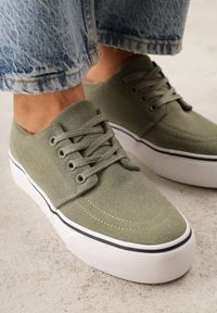 Born2be - Zielone Klasyczne Tenisówki z Ozdobnym Paskiem przy Podeszwie Ranora. Zapięcie: pasek. Kolor: zielony. Materiał: jeans, dresówka. Szerokość cholewki: normalna. Wzór: gładki. Styl: klasyczny #1