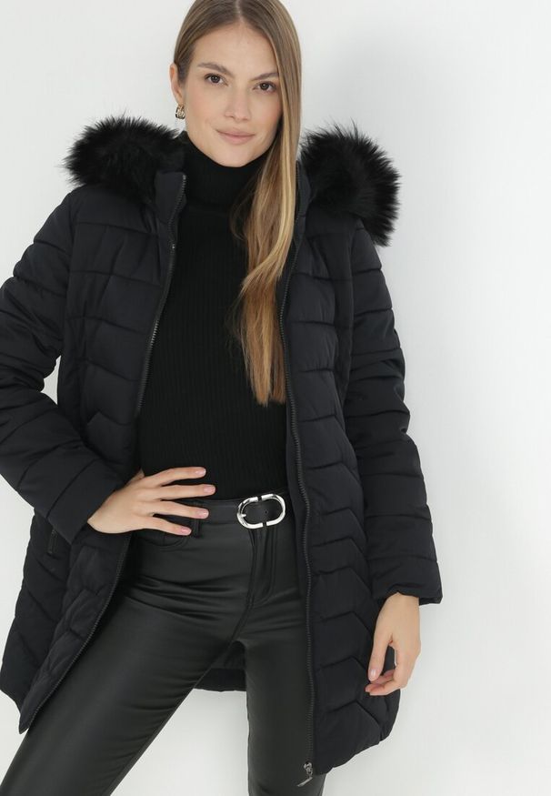 Born2be - Czarna Kurtka Do Kolan z Kapturem i Pikowaniem Sagi. Typ kołnierza: kaptur. Kolor: czarny. Materiał: futro. Długość: do kolan. Wzór: aplikacja