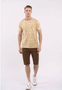 Volcano - Bawełniany t-shirt T-NOTIS. Kolor: kremowy. Materiał: bawełna. Długość rękawa: krótki rękaw. Długość: krótkie. Wzór: nadruk. Sezon: lato. Styl: klasyczny #1