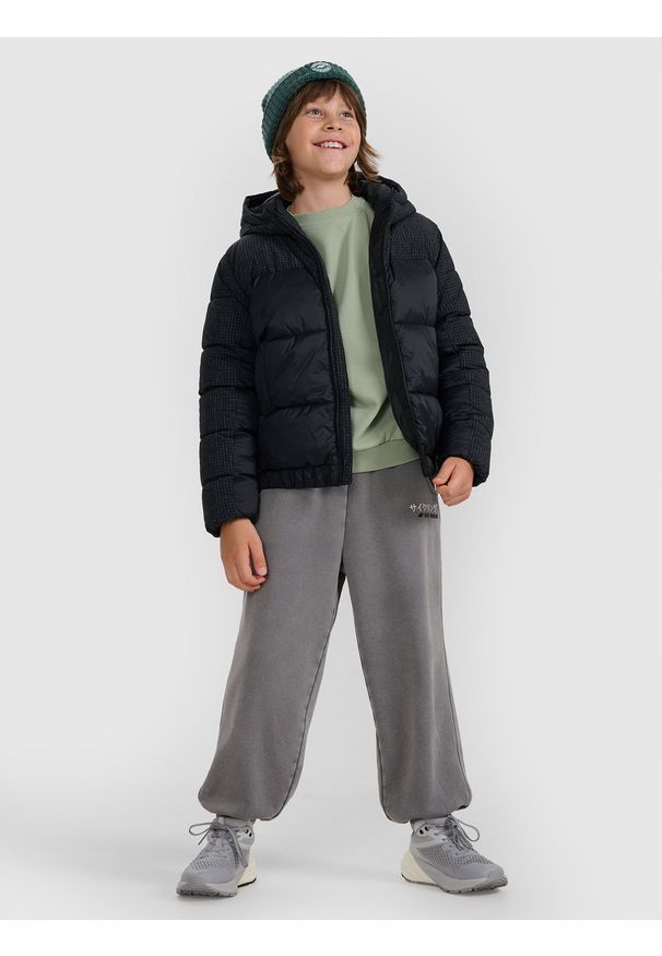 4f - 4F Kurtka puchowa z wypełnieniem syntetycznym chłopięca - czarna 134 (8-9 lat). Okazja: na co dzień. Kolor: czarny. Materiał: syntetyk, puch. Wzór: gładki. Sezon: lato. Styl: casual, klasyczny