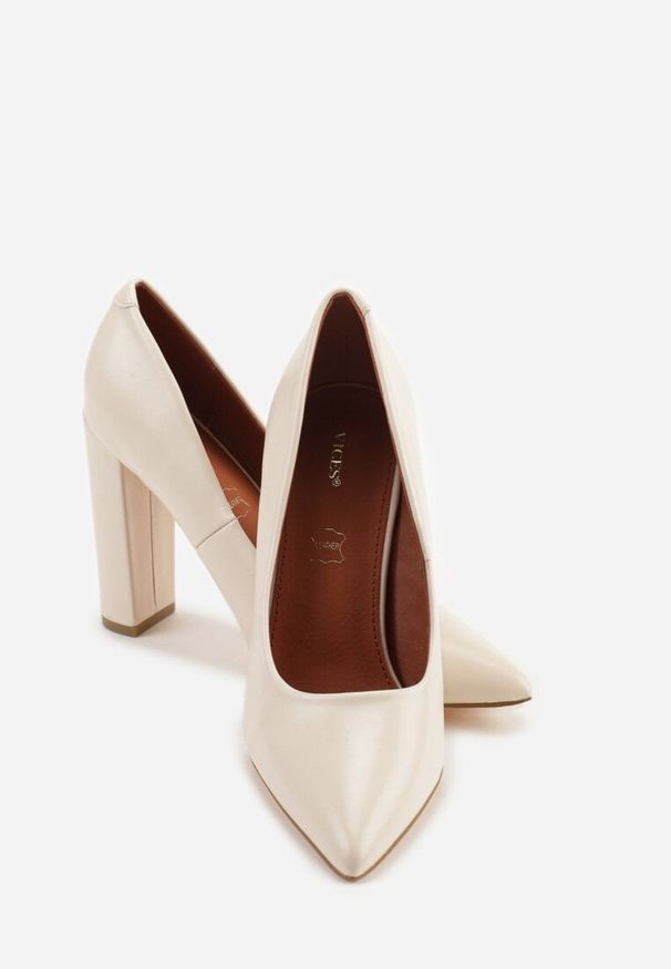 Renee - Jasnobeżowe Klasyczne Czółenka Vices na Słupkowym Obcasie ze Skórzaną Wkładką Divira. Kolor: beżowy. Materiał: skóra. Obcas: na obcasie. Styl: klasyczny. Wysokość obcasa: średni