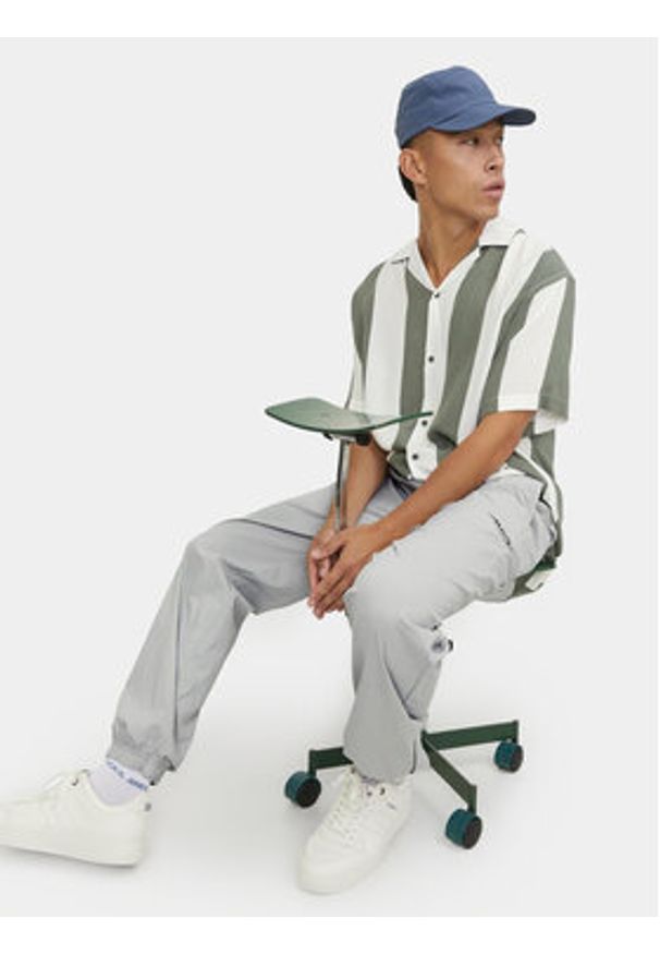 Jack & Jones Spodnie dresowe Karl 12253040 Szary Loose Fit. Kolor: szary. Materiał: syntetyk