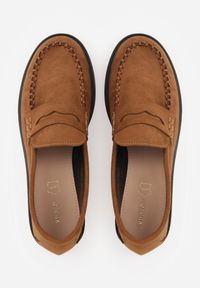 Born2be - Brązowe Mokasyny VICES ze Skórzaną Wkładką Ozdobione Przeszyciami Nicogeus. Okazja: na co dzień. Kolor: brązowy. Materiał: skóra. Wzór: aplikacja. Styl: casual, elegancki, klasyczny #2