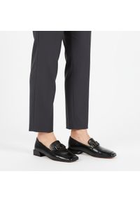 Półbuty damskie S.Barski, cholewka skóra naturalna licowa wsuwany fason metalowa ozdoba z przodu niski stabilny obcas zaokrąglono kwadratowy nosek kl. Okazja: na spotkanie biznesowe. Kolor: czarny. Materiał: skóra. Szerokość cholewki: normalna. Wzór: aplikacja. Obcas: na obcasie. Styl: biznesowy, elegancki, klasyczny. Wysokość obcasa: niski #5