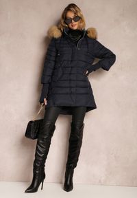 Renee - Granatowa Kurtka Pikowana z Szerokim Ściągaczem przy Rękawach Yasu. Okazja: na co dzień. Kolor: niebieski. Materiał: jeans, futro. Styl: casual, elegancki