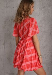 Renee - Różowa Sukienka Rozkloszowana z Kopertowym Dekoltem w Abstrakcyjny Wzór Irinera. Typ kołnierza: dekolt kopertowy. Kolor: różowy. Materiał: poliester. Wzór: nadruk. Typ sukienki: kopertowe #7