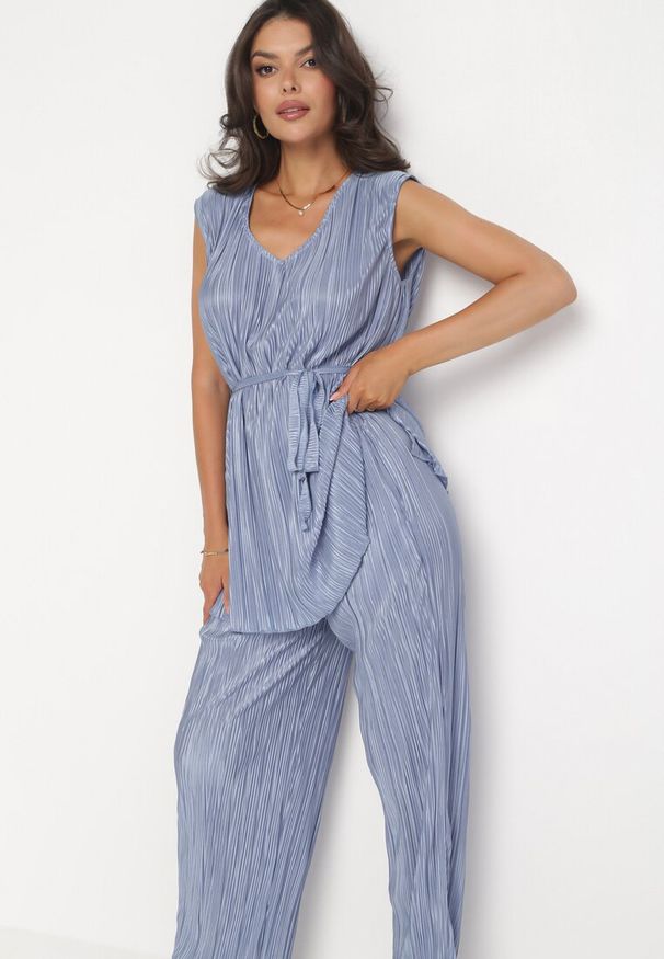 Born2be - Niebieski 2-Częściowy Komplet z Plisowanej Tkaniny Bluzka z Paskiem i Szerokie Spodnie z Kieszeniami Katier. Kolor: niebieski. Materiał: tkanina