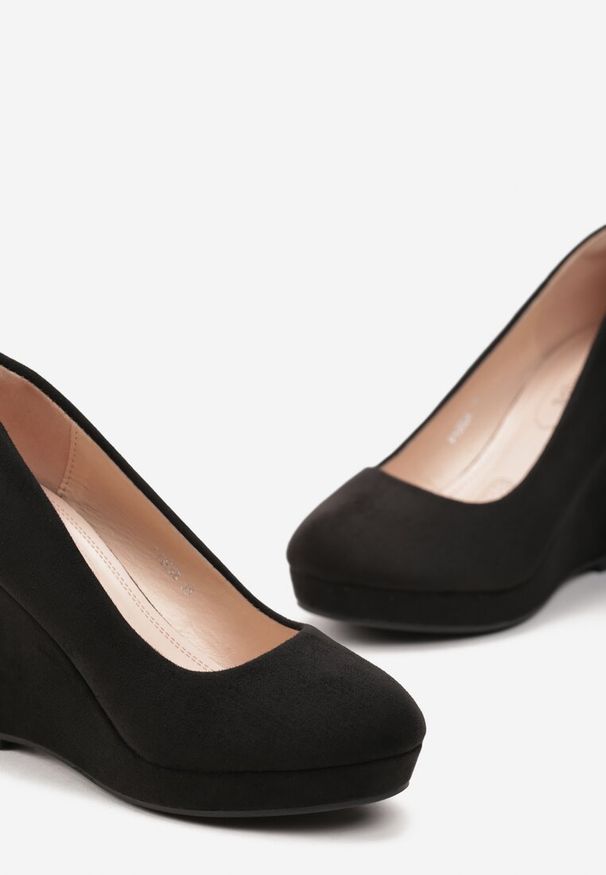 Renee - Czarne Czółenka na Koturnie z Ekozamszu Enicoria. Okazja: na co dzień. Kolor: czarny. Obcas: na koturnie. Styl: elegancki, casual