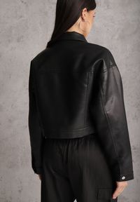 Renee - Czarna Kurtka Ramoneska Cropped o Fasonie Koszulowym Savarinda. Kolor: czarny. Materiał: poliester, koronka. Styl: rockowy #5