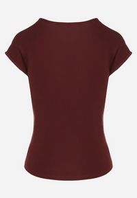 Born2be - Bordowy T-shirt o Dopasowanym Kroju z Wycięciem i Guzikami przy Dekolcie Ballirea. Kolor: czerwony. Materiał: tkanina. Sezon: lato. Styl: klasyczny #3