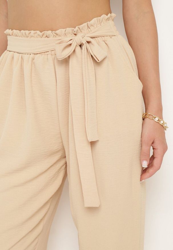 Born2be - Beżowe Spodnie z Elastyczną Gumką w Talii i Wysokim Stanem Ozdobione Wiązaniem w Pasie Dimity. Okazja: na co dzień. Stan: podwyższony. Kolor: beżowy. Wzór: aplikacja. Styl: casual, elegancki