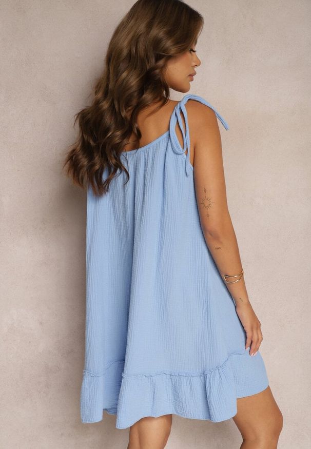 Renee - Niebieska Bawełniana Sukienka Muślinowa o Pudełkowym Kroju na Ramiączkach z Wiązaniem Xirvia. Okazja: na co dzień. Kolor: niebieski. Materiał: bawełna. Długość rękawa: na ramiączkach. Typ sukienki: proste. Styl: casual