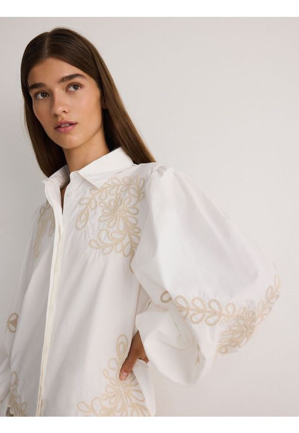 Reserved - Koszula z haftem - biały. Kolor: biały. Materiał: bawełna, tkanina. Wzór: haft