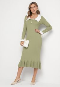 Born2be - Zielona Dzianinowa Sukienka Retro z Wiskozą z Kołnierzykiem i Falbanami Hanlira. Okazja: na co dzień. Kolor: zielony. Materiał: wiskoza, dzianina. Styl: retro #6