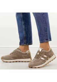 Beżowe zamszowe skórzane półbuty damskie S.Barski 7097. Okazja: na co dzień. Zapięcie: sznurówki. Kolor: beżowy. Materiał: zamsz, skóra. Szerokość cholewki: normalna. Sezon: wiosna, jesień, lato. Styl: casual, elegancki, sportowy, klasyczny #1