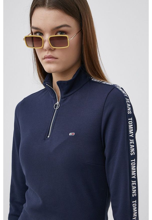 Tommy Jeans sukienka kolor granatowy mini rozkloszowana. Kolor: niebieski. Materiał: dzianina, poliester. Długość rękawa: długi rękaw. Wzór: nadruk. Typ sukienki: rozkloszowane. Długość: mini