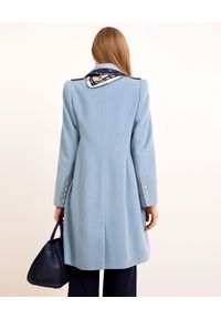 CATERINA - Błękitny płaszcz dwurzędowy. Kolor: niebieski. Styl: klasyczny #7