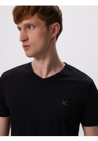 Reserved - T-shirt slim z dekoltem V - czarny. Kolor: czarny. Materiał: dzianina, wiskoza