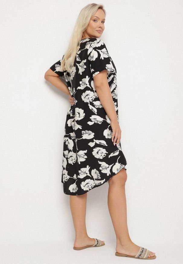 Born2be - Czarna Pudełkowa Wiskozowa Sukienka ze Wzorem Kwiatów Aranessa. Okazja: na co dzień. Kolor: czarny. Materiał: wiskoza. Wzór: kwiaty. Typ sukienki: proste. Styl: klasyczny, casual, elegancki, boho