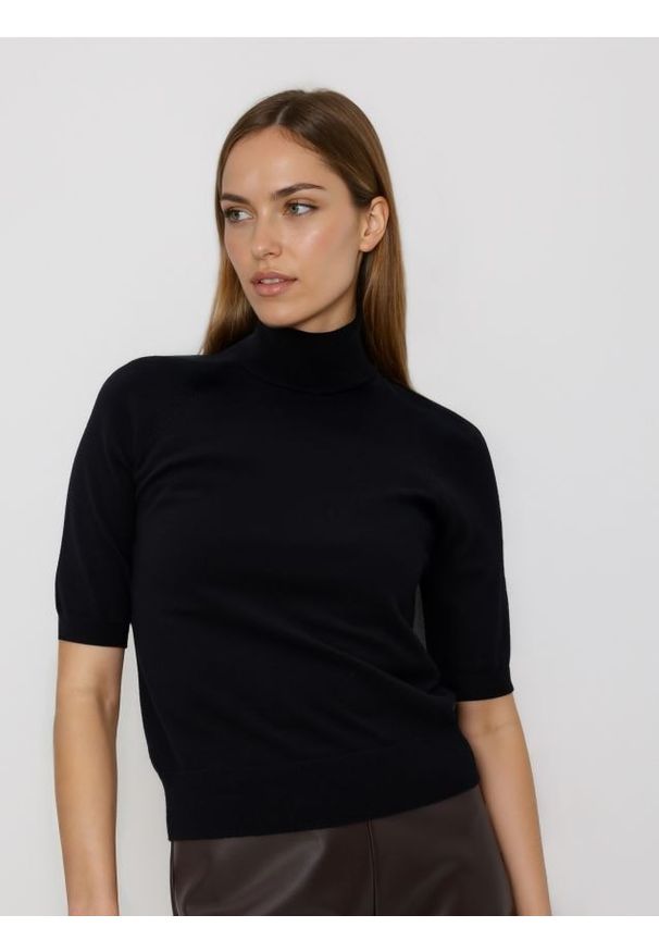 Reserved - Sweter z golfem - czarny. Typ kołnierza: golf. Kolor: czarny. Materiał: wiskoza, dzianina. Styl: klasyczny