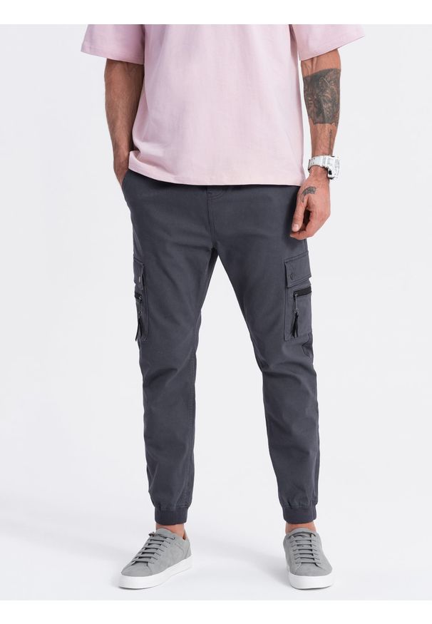Ombre Clothing - Męskie spodnie JOGGERY z zapinanymi kieszeniami cargo - grafitowe V3. Okazja: na co dzień. Kolor: szary. Materiał: elastan, bawełna. Wzór: aplikacja. Styl: casual