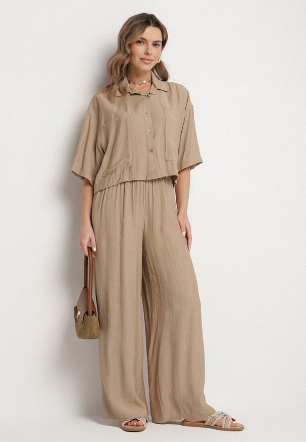 Born2be - Ciemnobeżowy Wiskozowy Komplet Oversize Koszula z Krótkim Rękawem i Spodnie Dovilissea. Kolor: beżowy. Materiał: wiskoza